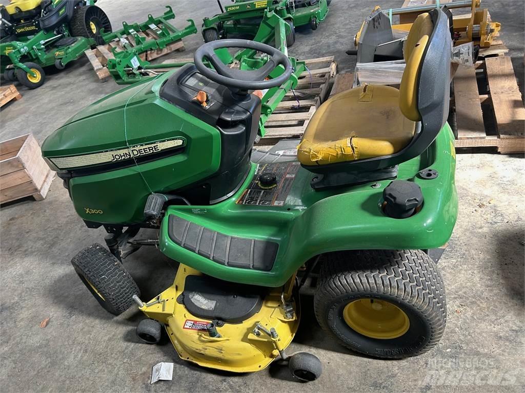 John Deere X300 Sodo traktoriukai-vejapjovės