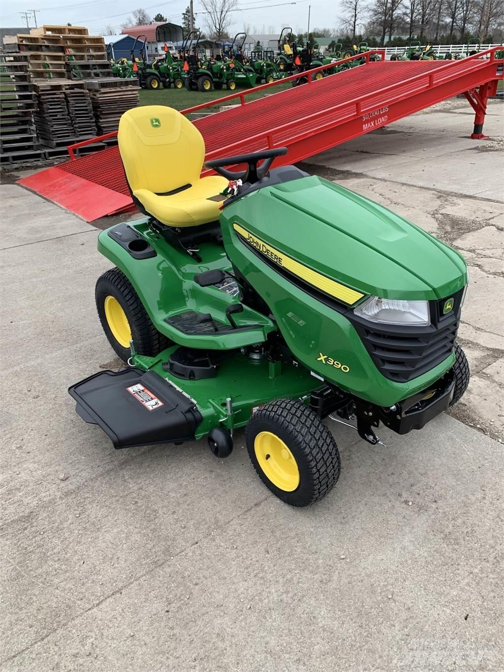John Deere X390 Naudoti kompaktiški traktoriai