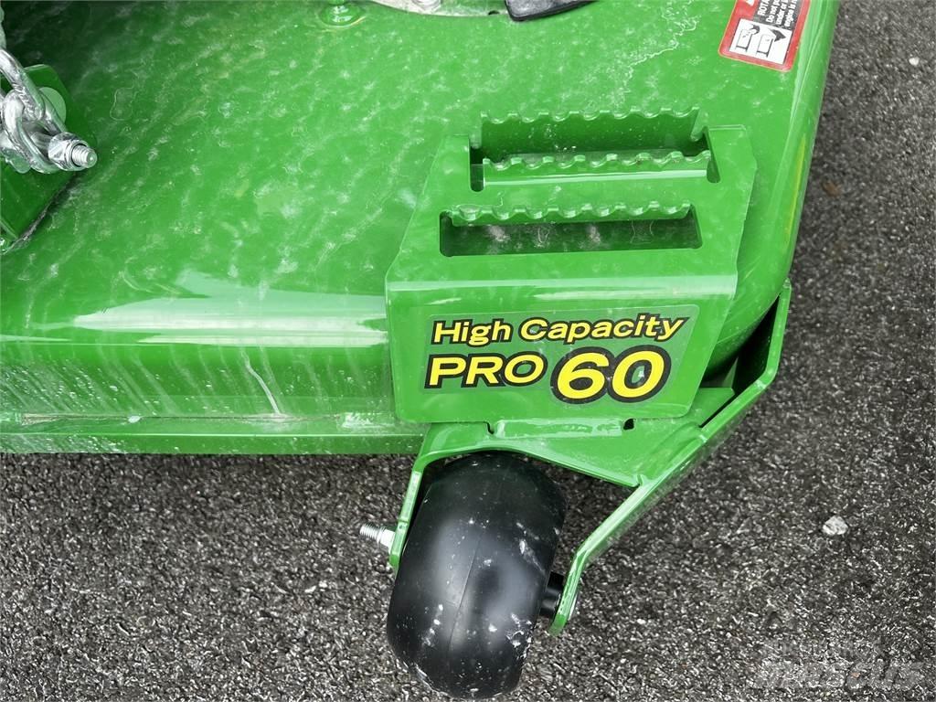 John Deere Z720E Žoliapjovės su lankstiniu vairavimo mechanizmu