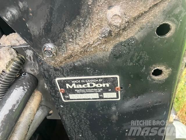 MacDon FD70 Derliaus nuėmimo kombainų priedai
