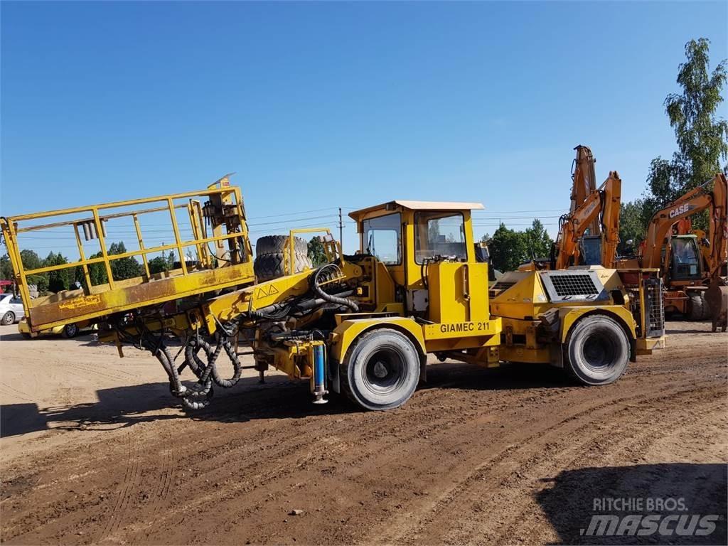 Kita UV211 SP25BG06 Naudoti ratiniai krautuvai