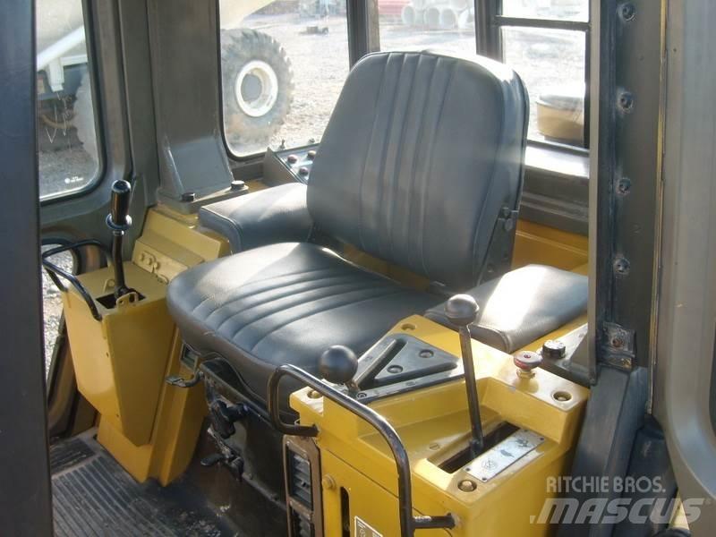 CAT 943 Vikšriniai krautuvai