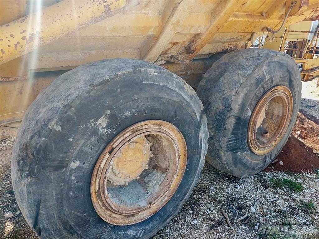 CAT D300B Karjeriniai savivarčiai