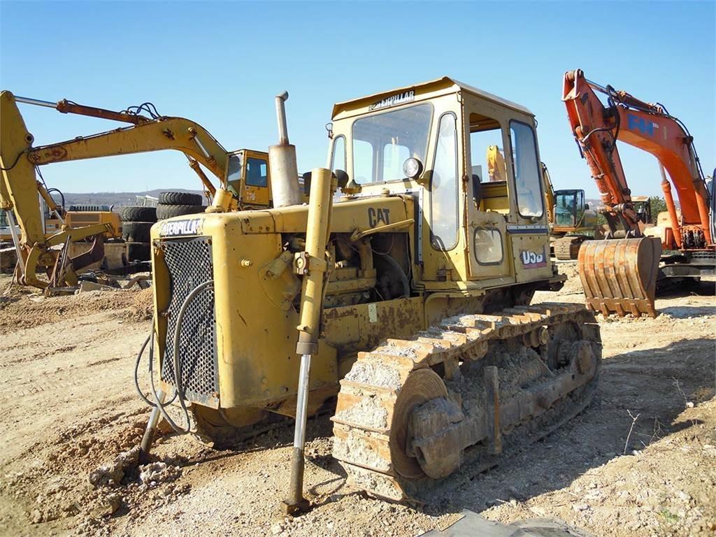 CAT D5B Vikšriniai buldozeriai
