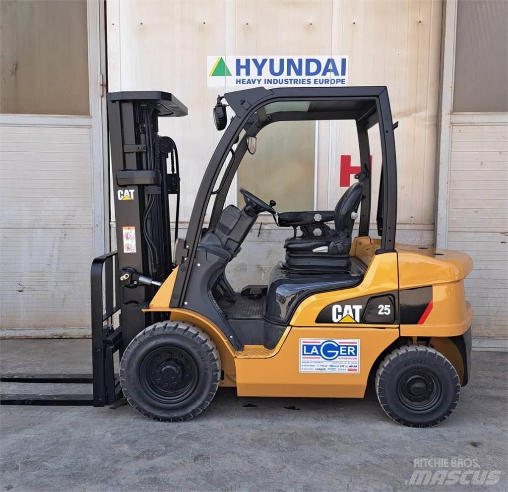 CAT DP25N Dyzeliniai krautuvai