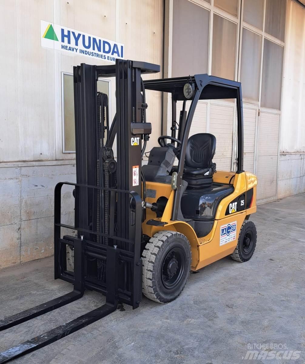 CAT DP25N Dyzeliniai krautuvai