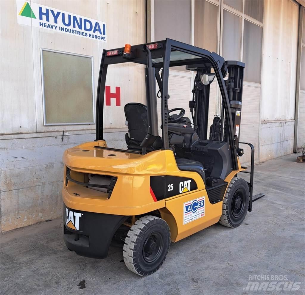 CAT DP25N Dyzeliniai krautuvai