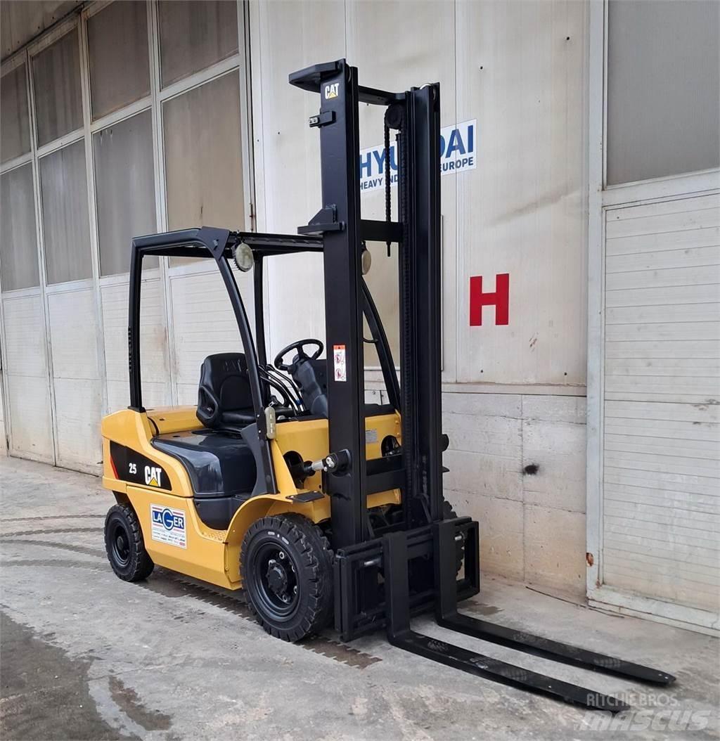 CAT DP25N Dyzeliniai krautuvai