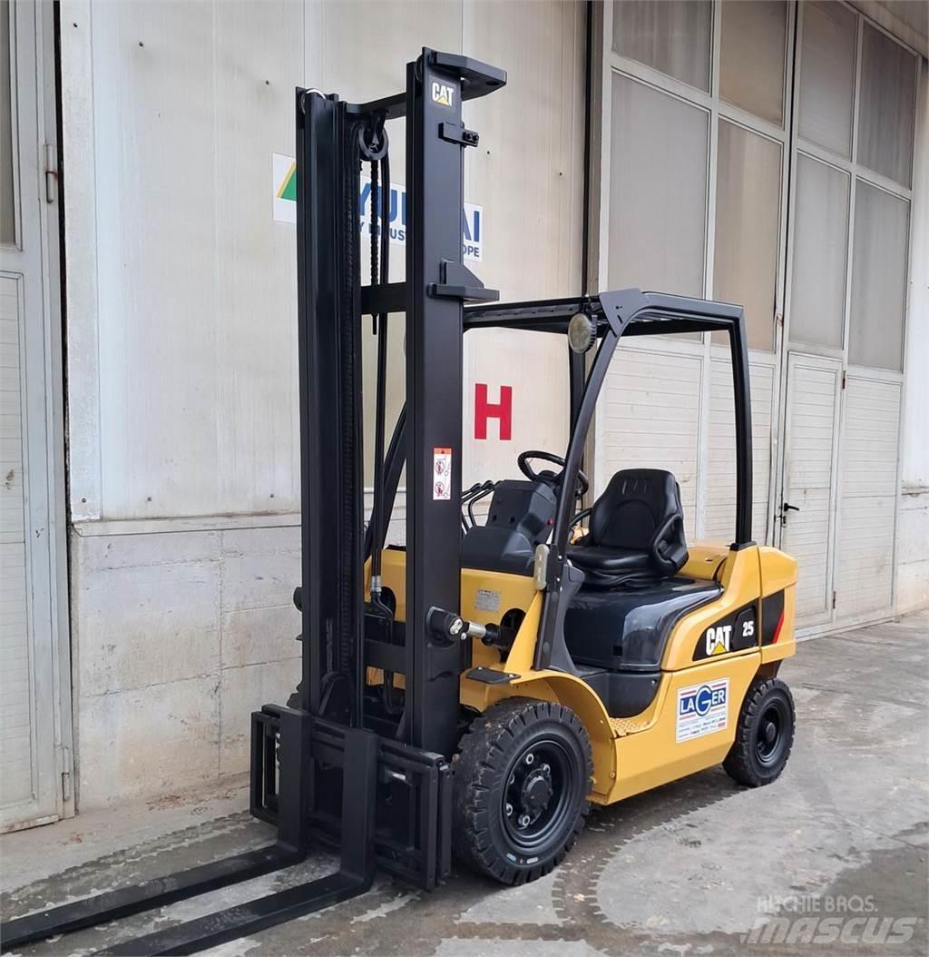 CAT DP25N Dyzeliniai krautuvai