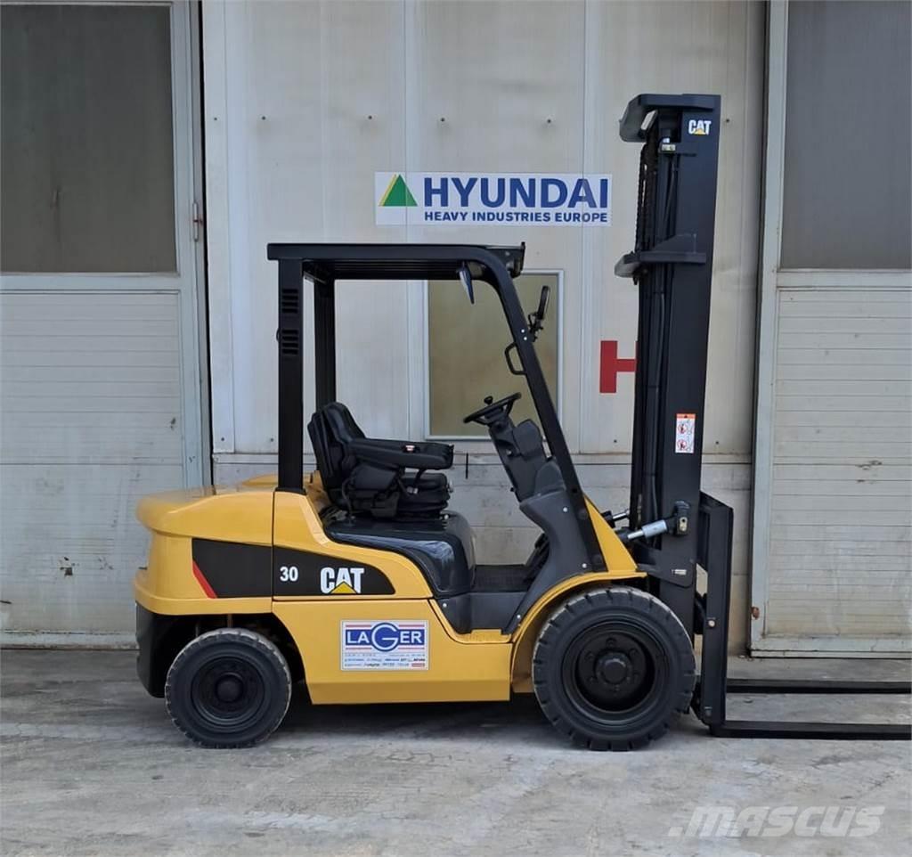 CAT DP30NT Dyzeliniai krautuvai