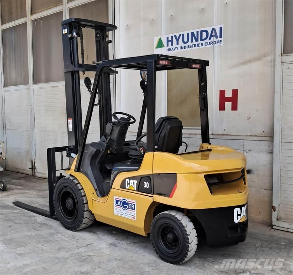 CAT DP30NT Dyzeliniai krautuvai