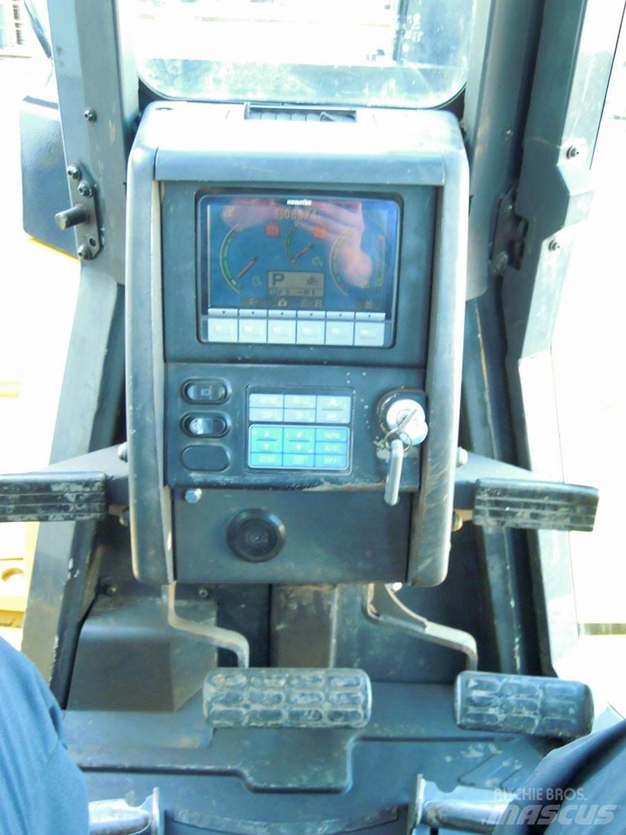 Komatsu D155AX-6 Vikšriniai buldozeriai