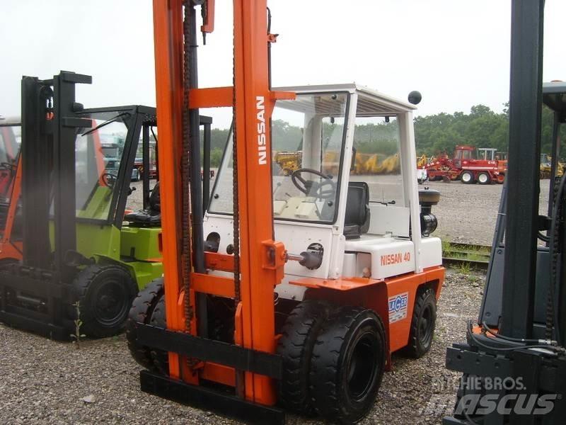 Nissan 40 Dyzeliniai krautuvai
