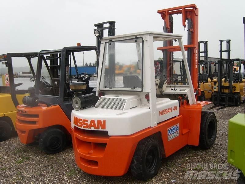 Nissan 40 Dyzeliniai krautuvai