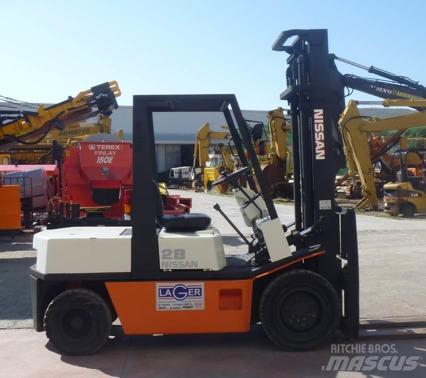 Nissan EGH02 Dyzeliniai krautuvai