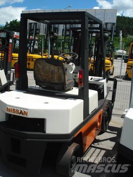 Nissan NH02M20 Šakiniai krautuvai - Kita