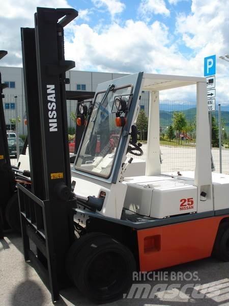 Nissan PH02M25 Šakiniai krautuvai - Kita