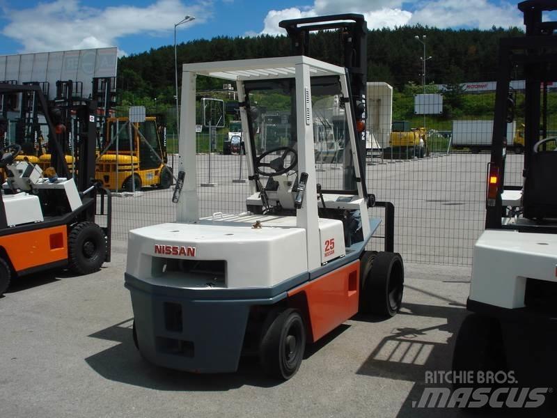 Nissan PH02M25 Šakiniai krautuvai - Kita