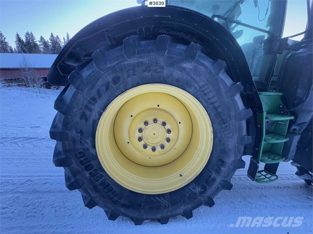 John Deere 6215R Traktoriai