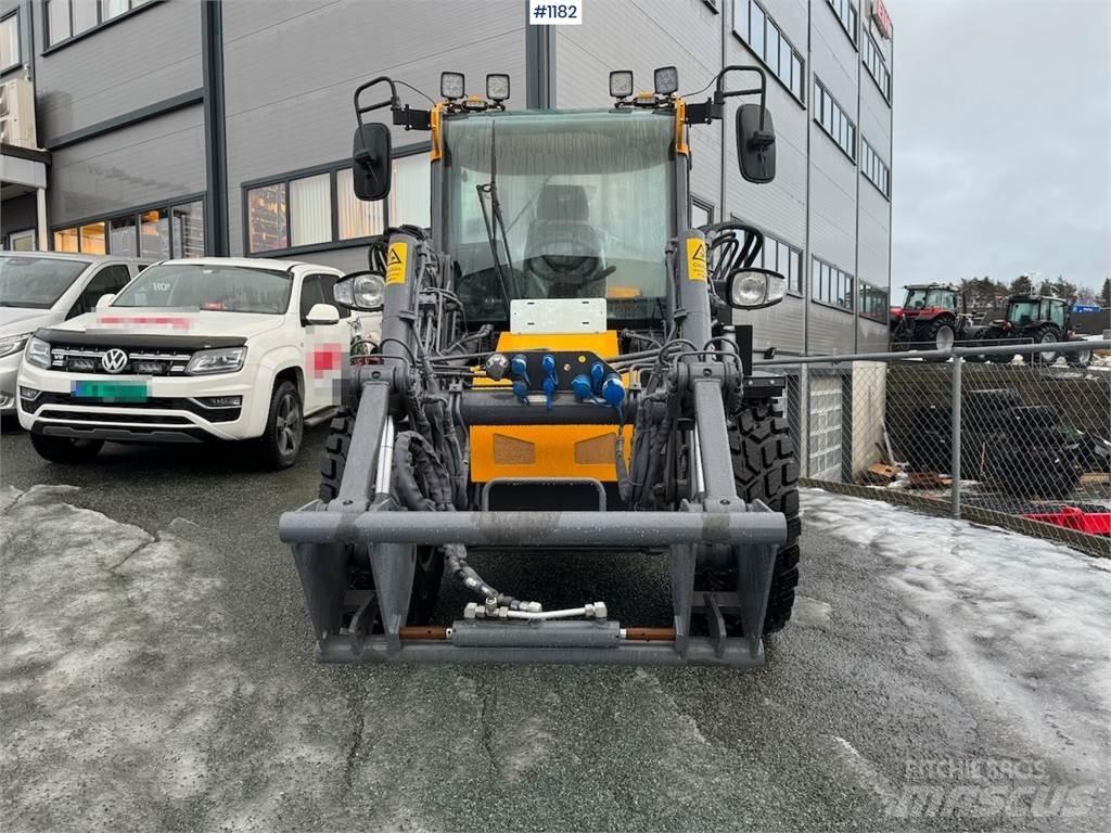 LM Trac 587 Daugiafunkciniai pakrovėjai