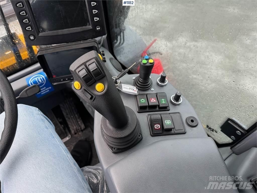 LM Trac 587 Daugiafunkciniai pakrovėjai