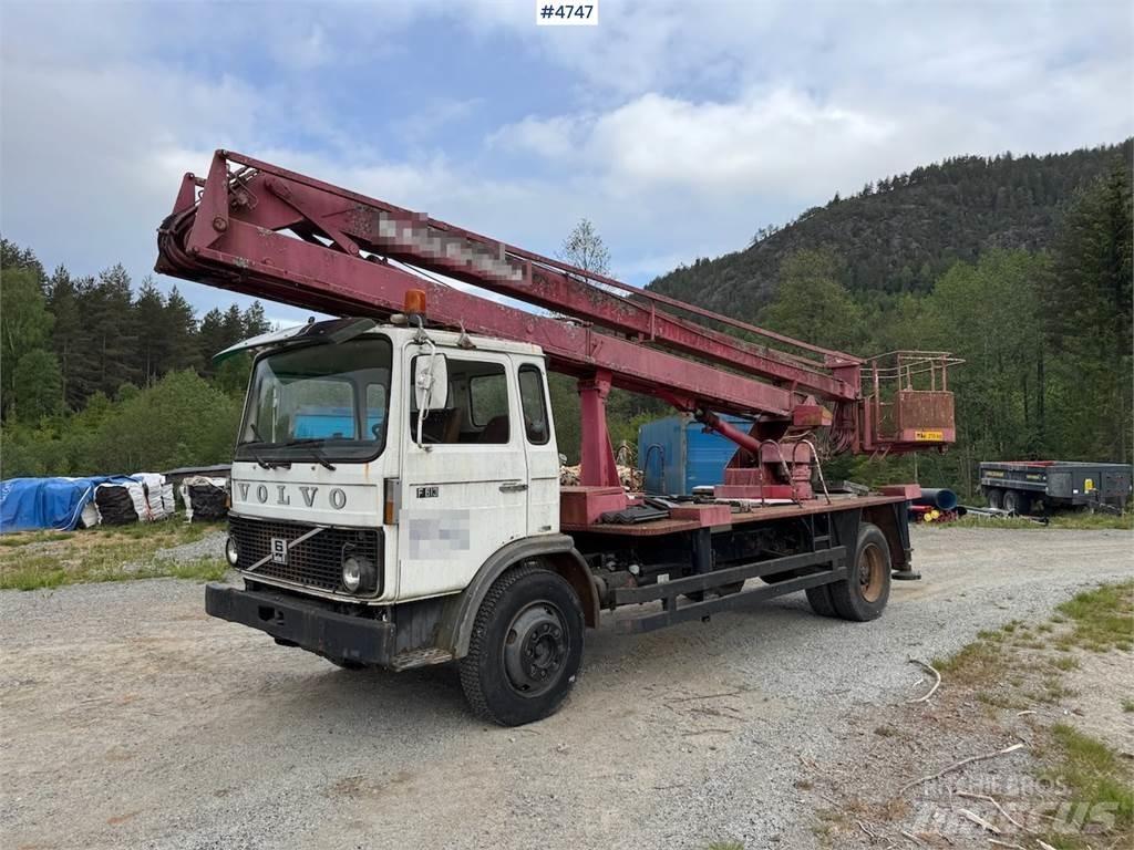 Volvo F 613 Ant vilkikų montuojamos kėlimo platformos