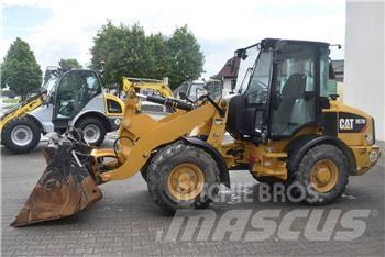 CAT 907M Naudoti ratiniai krautuvai