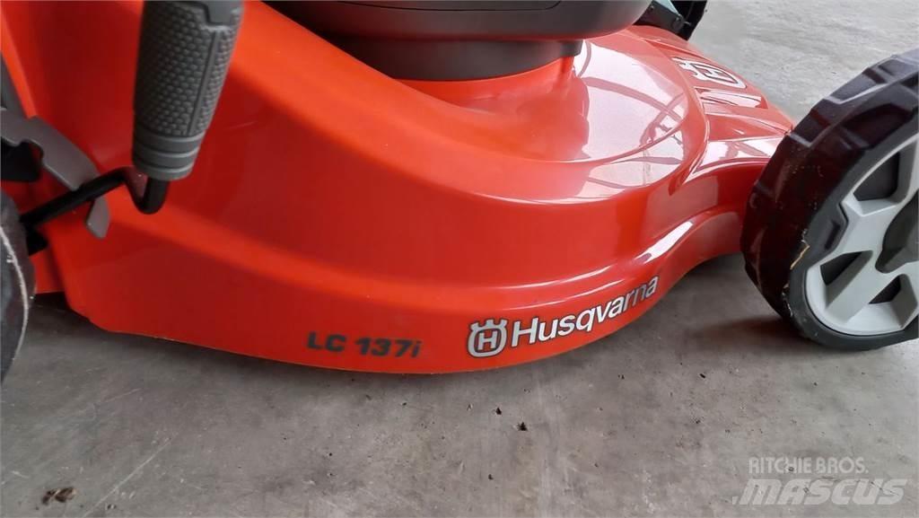 Husqvarna LC 137i Sodo traktoriukai-vejapjovės