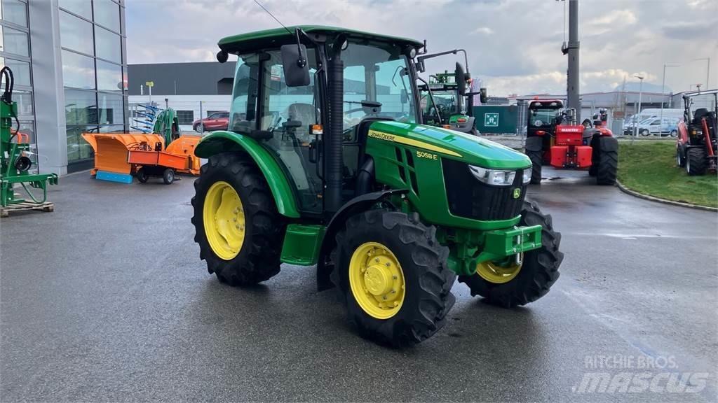 John Deere 5058E Traktoriai