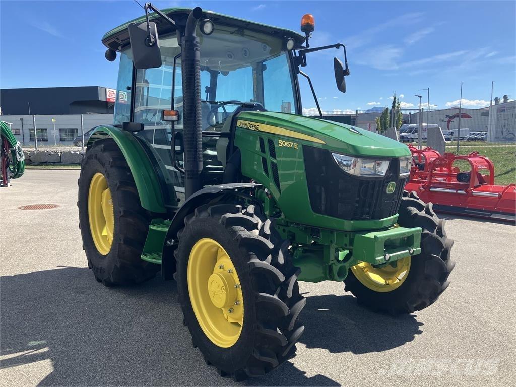John Deere 5067E Traktoriai
