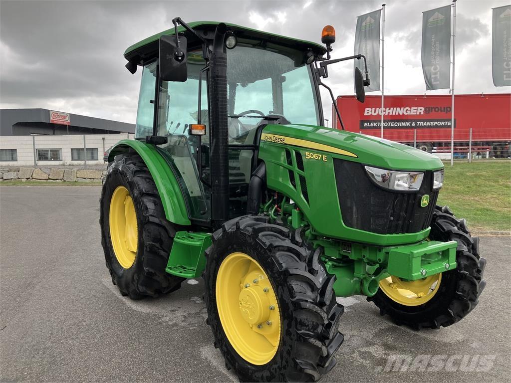 John Deere 5067E Traktoriai