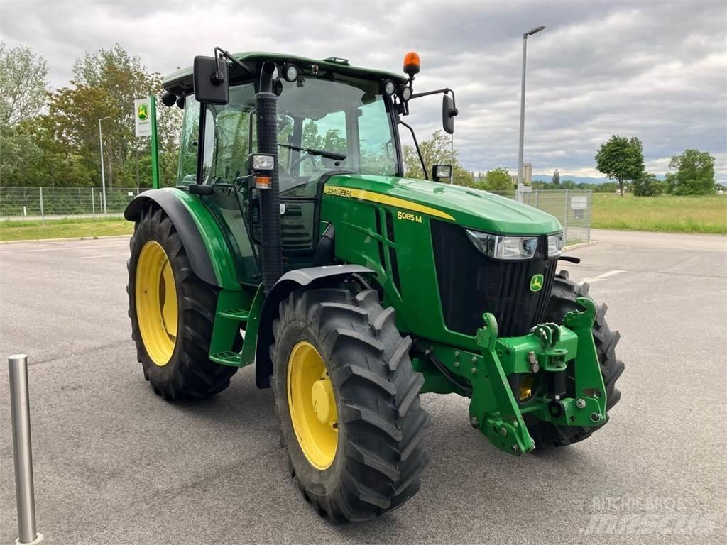 John Deere 5085M Traktoriai