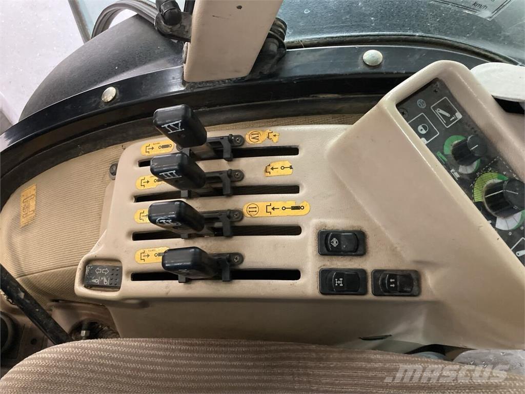 John Deere 5515F Traktoriai