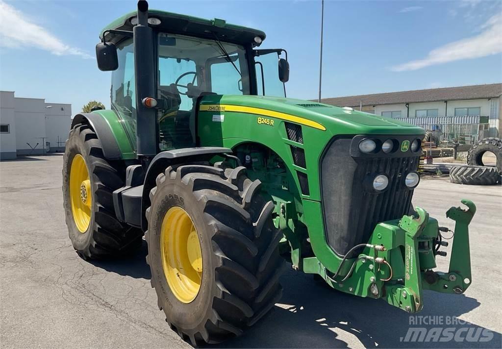 John Deere 8245R Traktoriai