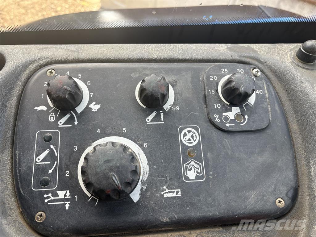 New Holland TS115 Traktoriai