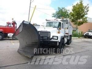 Mack RD688S Sniego peiliai ir valytuvai
