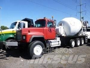 Mack RD690S Kita