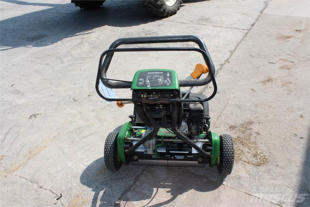 John Deere 220B Rankinės vejapjovės