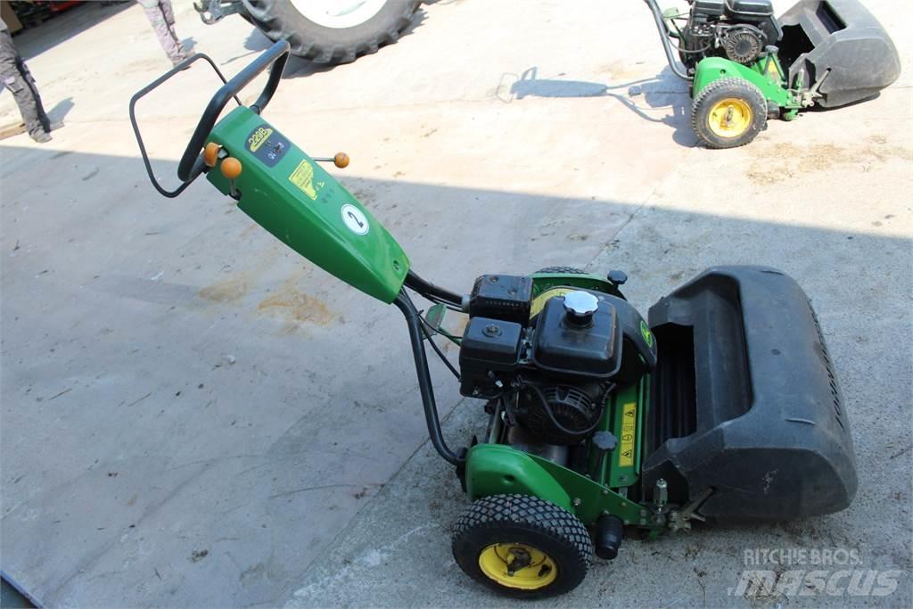 John Deere 220B Rankinės vejapjovės