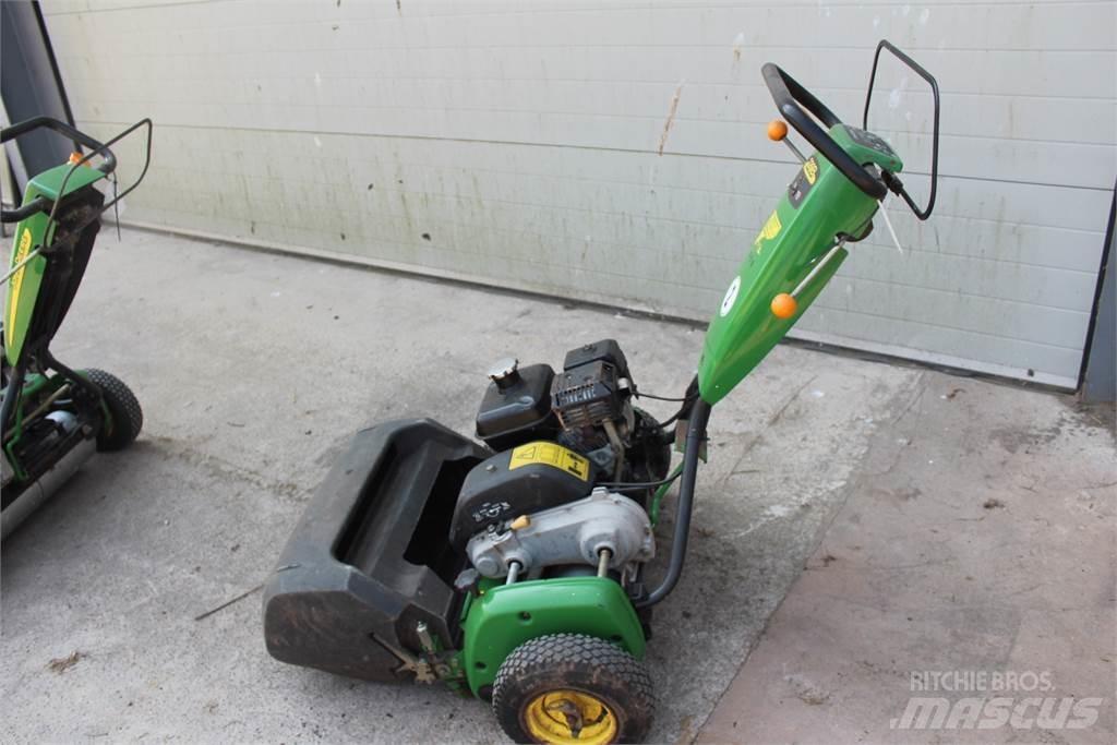 John Deere 220B Rankinės vejapjovės