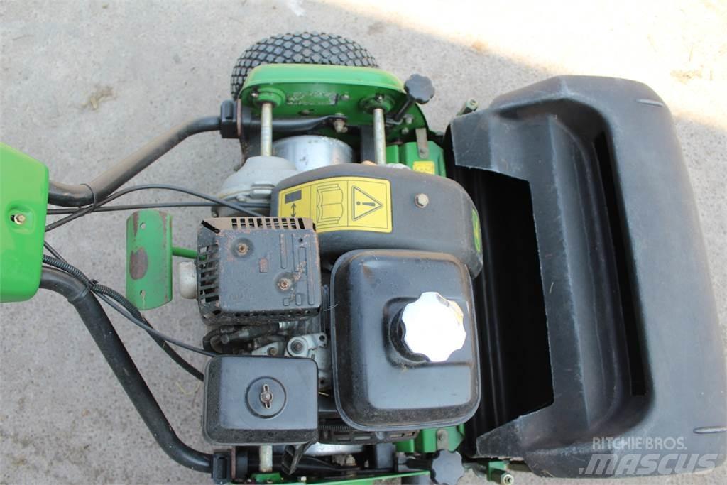 John Deere 220B Rankinės vejapjovės