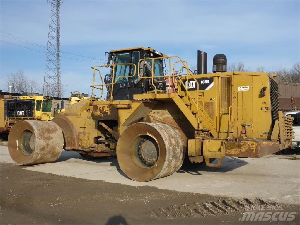 CAT 836H Statyba - Kita