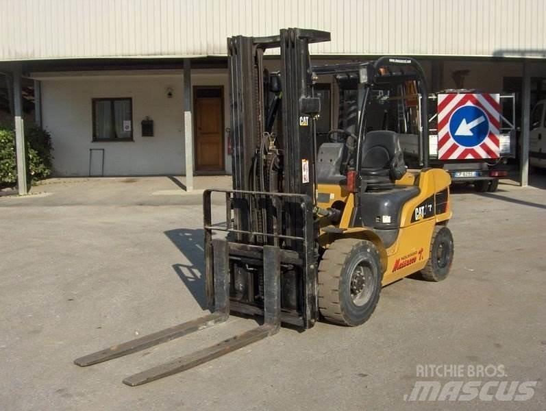 CAT DP30N Dyzeliniai krautuvai