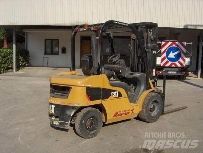 CAT DP30N Dyzeliniai krautuvai