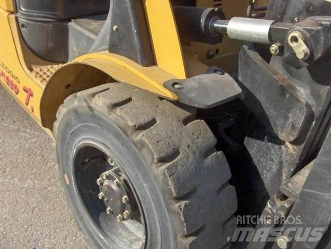 CAT DP30N Dyzeliniai krautuvai