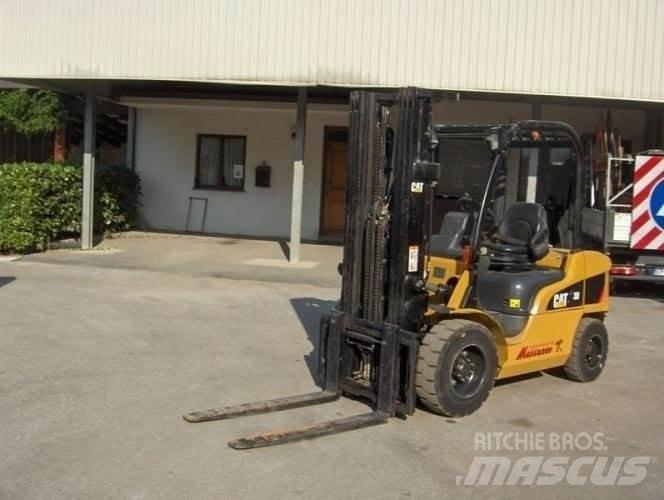 CAT DP30N Dyzeliniai krautuvai