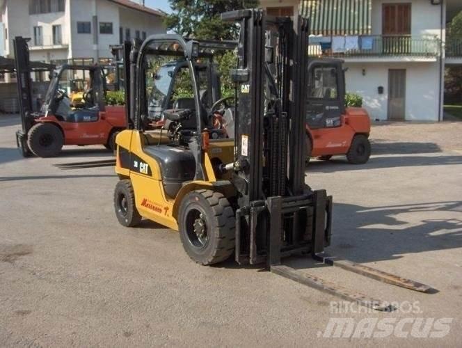 CAT DP30N Dyzeliniai krautuvai