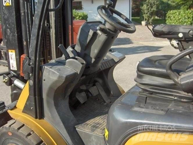 CAT DP30N Dyzeliniai krautuvai