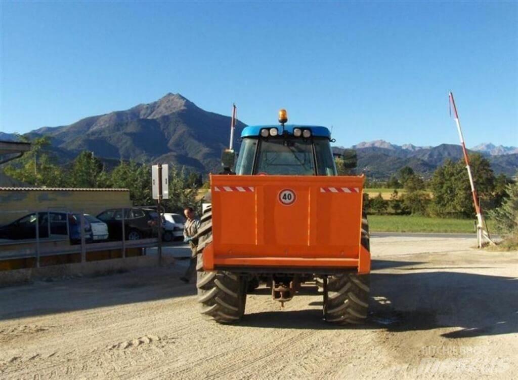Landini LEGEND 135 Sniego peiliai ir valytuvai