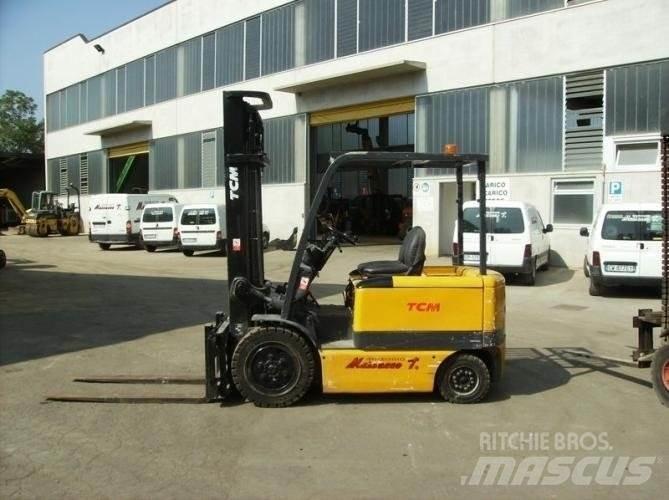 TCM VM400 FB30 Elektriniai šakiniai krautuvai